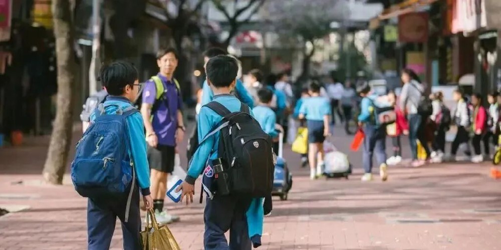 87位家长怒告教育局后续？JUPAS新规落地，“居港要求”一锤定音！